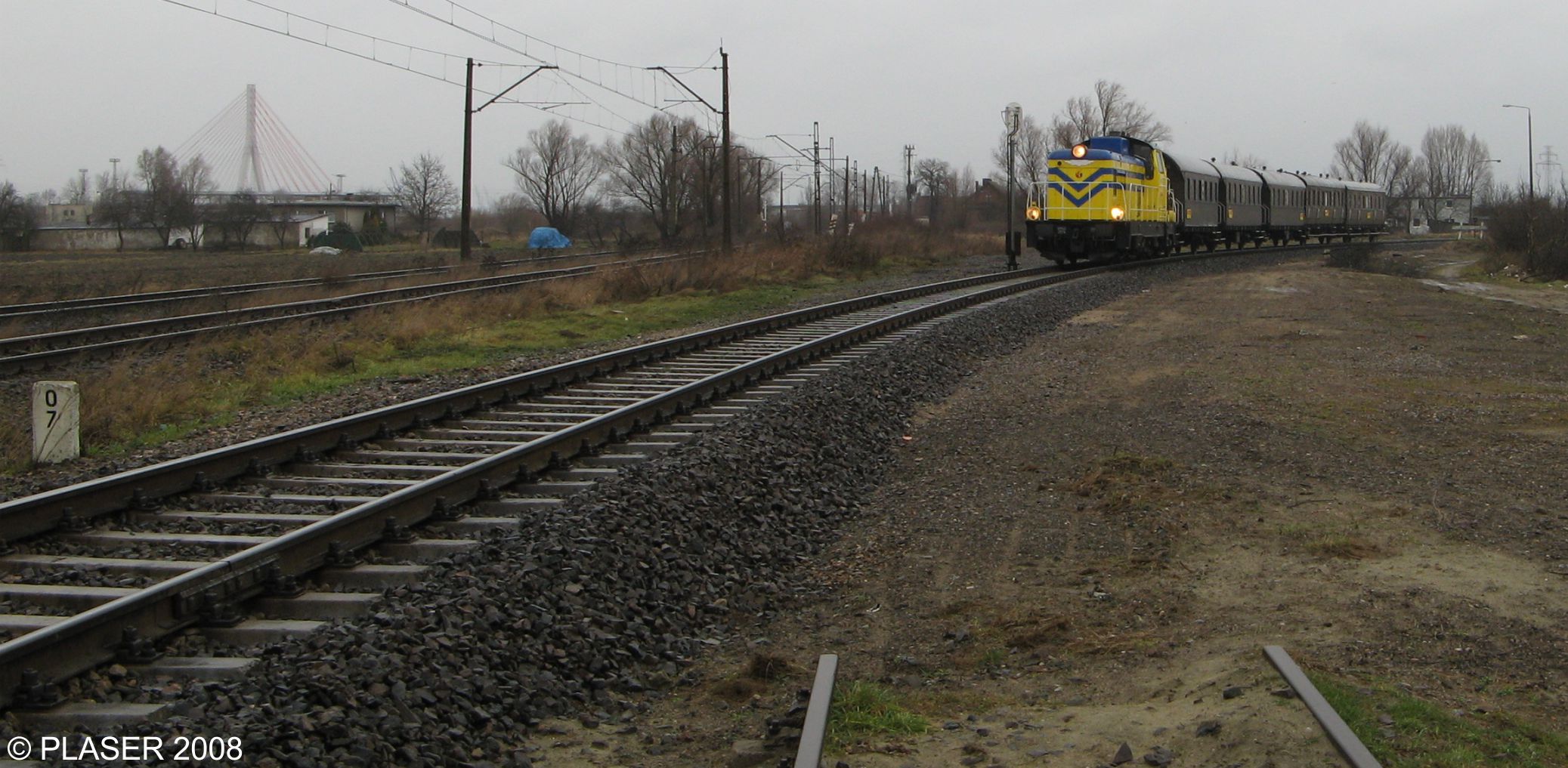 Pociąg specjalny mija pozostałości bocznicy Leśniewo.